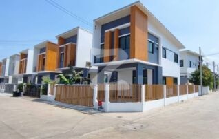 บ้านแฝดสไตล์บ้านเดี่ยว 2 ชั้น (หลังมุม) สภาพ 99% เหมือนได้บ้านใหม่ ใกล้สี่แยกดอนหัวฬ่อ โรบินสัน นิคมอมตะนคร : เจ้าของขายเอง