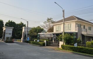 ขายบ้านเดี่ยว 2 ชั้น 73.7 ตรว. แปลงมุม มีพื้นที่สวนกว้าง มีที่ชาร์ทรถไฟฟ้า ถนนหน้ากว้าง ใกล้ป้อม รปภ. สงบและปลอดภัยที่สุด : เจ้าของขายเอง (งดรับนายหน้า)