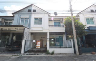ทรัพย์สถาบันโดย JAM ทาวน์เฮาส์ ธนนันท์ วิลเลจ รังสิต คลอง 3 (Thananan Village Rangsit Klong 3)