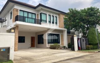 ให้เช่า >>บ้านเดี่ยวหรู ระดับ Luxury สภาพใหม่และสวยมาก ตกแต่งพร้อมเข้าอยู่ ชั้นล่างมองเห็นวิวสวนได้จากทุกมุมห้อง เจ้าของขายเองค่ะ : เจ้าของให้เช่าเอง (งดรับนายหน้า)