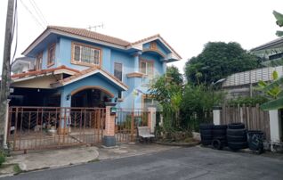 ขออนุญาตขายบ้านเดี่ยว 2 ชั้น 3 ห้องนอน 2 ห้องน้ำ 1 โซนรับแขก 1 โซนห้องครัว ด้านข้างจอดรถได้ 2 คันในบ้าน หน้าบ้าน จอดได้ 1 คัน : เจ้าของขายเอง (งดรับนายหน้า)