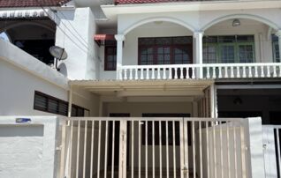 รั้วหน้าบ้าน