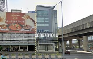 หน้าอาคารติดถนนใหญ่ อโศก-ดินแดง