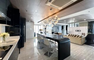 Penthouse at Citi Smart Condo Sukhumvit 18 (3 mins walking distance to BTS Asoke/MRT Sukhumvit) 240sqm / 20th Floor : เจ้าของให้เช่าเอง (งดรับนายหน้า)