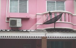 หน้าบ้านสามารถจอดรถเพิ่มจากทีจอดรถในบ้านได้อีก 1 คัน