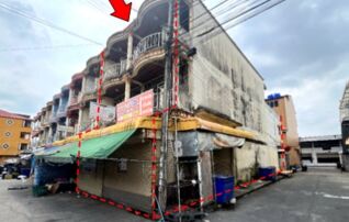 ทรัพย์สถาบันโดย บริษัท บริหารสินทรัพย์สุขุมวิท จำกัด ตึกแถว-อาคารพาณิชย์ ซอยมาบยางพร 39/4 (ตลาดสะพาน 4 พลาซ่า) ถนนสายปลวกแดง-ห้วยปราบ (รย.3013)