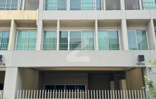 เจ้าของให้เช่าบ้านเอง บ้านทาวน์เฮ้าส์ 3 ชั้น  ทำเลดี อยู่ตรงข้ามคลับเฮ้าส์ อยู่ซอย 1/1 ในซอยมีอยู่ไม่กี่ยูนิต   : เจ้าของให้เช่าเอง (งดรับนายหน้า)