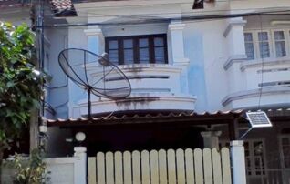 ทรัพย์สถาบันโดย GHB ทาวน์เฮาส์ นริศา