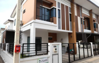 ทรัพย์สถาบันโดย JAM ทาวน์เฮาส์ บ้านฟ้าทาวน์นี่ ปิ่นเกล้า-สาย 5 (Baan Fah Townee Pinklao-Sai 5)