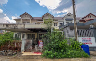 ทรัพย์สถาบันโดย JAM ทาวน์เฮาส์ บ้านปิยวรารมย์ (Piyawararom The Colonial Rangsit)