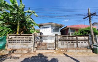 บ้านเดี่ยวทำเลดี ไม่มีคนอยู่ พร้อมรีโนเวทได้ทันที ใกล้ถนนใหญ่เพียง 440 เมตร เหมาะในการรีโนเวท : โดยนายหน้า/ตัวแทน