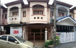 ทรัพย์สถาบันโดย GHB ทาวน์เฮาส์ ศิริวรรณ