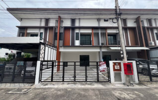ทรัพย์สถาบันโดย JAM ทาวน์เฮาส์ ฟ้าปิยรมย์ เทอร์เร่ (Baan Fah Piyarom Terre Wongwaen-Lamlukka Klong 6)