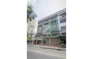 อาคารพาณิชย์ 3 คูหา เชื่อมต่อกัน ริมถนนสุขุมวิท 39 เหมาะสำหรับธุรกิจร้านอาหาร สปา ซาลอน โรงเรียนภาษา โชว์รูม office ร้านกาแฟและเบเกอรี่ co-working space ร้านซักรีด