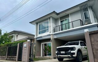 บ้าน 2 ชั้น ในหมู่บ้าน เดอะแพลนท์ พฤกษา ต้นเปา ต่อเติมด้านข้างเป็นออฟฟิตร้านสไตล์มินิมอล สามารถเปิดร้านทำกิจการต่างๆได้เลย มีสวนสาธารณะ : เจ้าของขายเอง (งดรับนายหน้า)