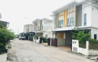 🏠 🏠 ขาย บ้าน หมู่บ้านบุษบา 🏠 🏠 โซนสวนเสือศรีราชา ภายในตัวบ้านกว้าง ภายนอกมีพื้นที่รอบบ้าน บรรยากาศโดยรอบดี ในหมู่บ้านเงียบ : เจ้าของขายเอง (งดรับนายหน้า)