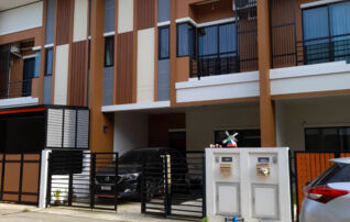 ทรัพย์สถาบันโดย JAM ทาวน์เฮาส์ บ้านฟ้าทาวน์นี่ ปิ่นเกล้า-สาย 5 (Baan Fah Townee Pinklao-Sai 5)