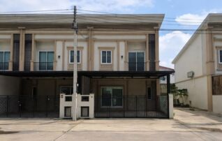ทรัพย์สถาบันโดย GHB ทาวน์เฮาส์ ถนนชลมาร์คพิจารณ์