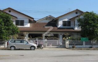 หน้าบ้านกว้างขวาง สามารถจอดรถภายในบ้านได้ 4 คัน และหน้าบ้านได้กว่า 5 คัน เหมาะกับการใช้เป็นพื้นที่ Office ด้านล่างอย่างยิ่ง