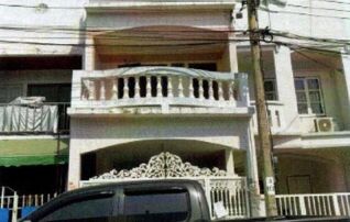ทรัพย์สถาบันโดย GHB ทาวน์เฮาส์ พิชาดา
