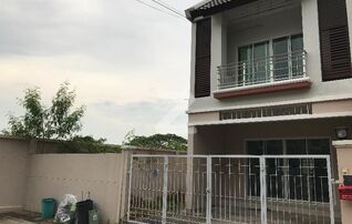ห้องริม. กว้าง. สามารถทำสวนครัวได้. จะต่อเติมครัว