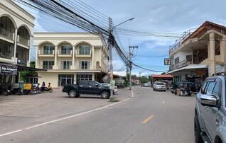 รูปด้านหน้าบ้านที่เห็นทั้งตึก