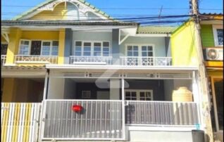 ทาวน์เฮ้าส์ 2 ชั้น พื้นที่ 18 ตร.วา 3 ห้องนอน 2 ห้องน้ำ 1 ห้องครัว จอดรถได้ 2 คัน (ในบ้าน 1 หน้าบ้าน 1)  : เจ้าของให้เช่าเอง (งดรับนายหน้า)