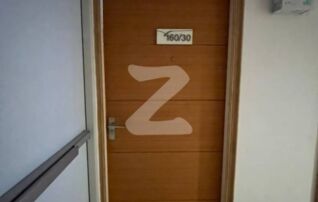 หน้าประตูห้อง ชั้น 4  ห้องมุม
