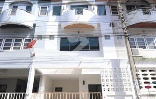 Owner Post ยินดีรับเอเจ้นคอม 3% ✨ทาวน์โฮม 3 ชั้น หมู่บ้านสุชา 1 รีโนเวทใหม่ทั้งหลัง✨ รื้อทำใหม่หมดทั้งระบบน้ำและไฟฟ้า : เจ้าของขายเอง (งดรับนายหน้า)