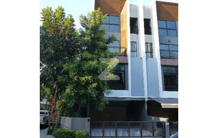 ภาพหน้าบ้าน เป็นบ้านหัวมุม มีพื้นที่สวน