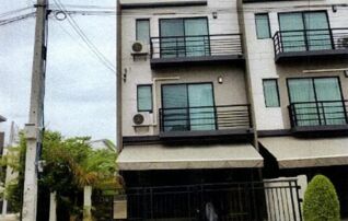 ทรัพย์สถาบันโดย GHB ทาวน์เฮาส์ บ้านกลางเมืองศรีนครินทร์-อ่อนนุช