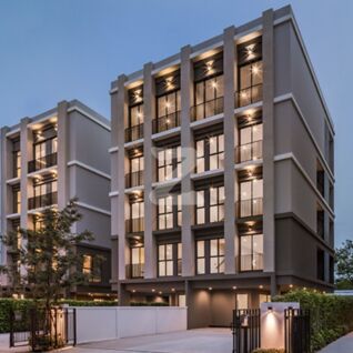 เฮดควอเทอร์ส เอกมัย-ลาดพร้าว Headquarters Ekamai-Ladphrao