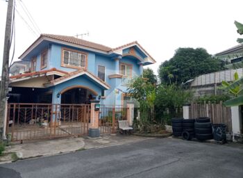 ขออนุญาตขายบ้านเดี่ยว 2 ชั้น 3 ห้องนอน 2 ห้องน้ำ 1 โซนรับแขก 1 โซนห้องครัว ด้านข้างจอดรถได้ 2 คันในบ้าน หน้าบ้าน จอดได้ 1 คัน : เจ้าของขายเอง (งดรับนายหน้า)